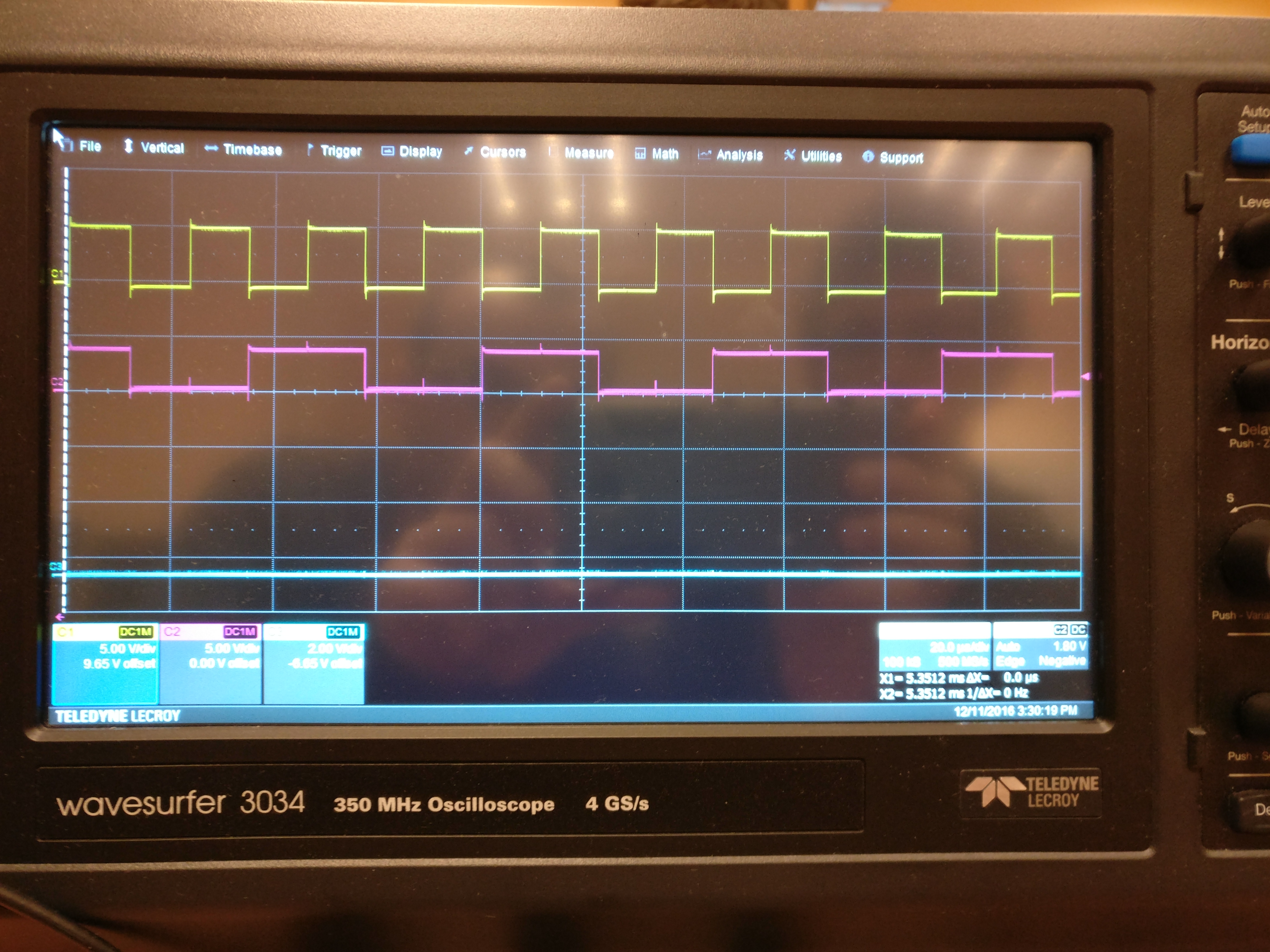 Oscilloscope Display - Clean 1 MHz waveforms showing input (yellow), output (pink), and ground reference (blue)